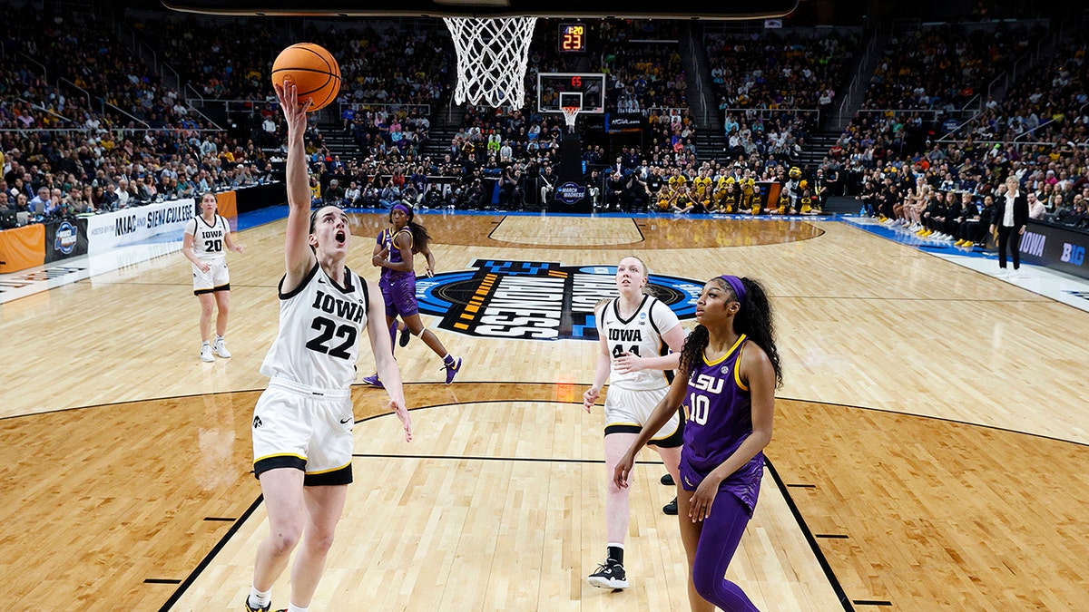 Caitlin Clark layup against LSU