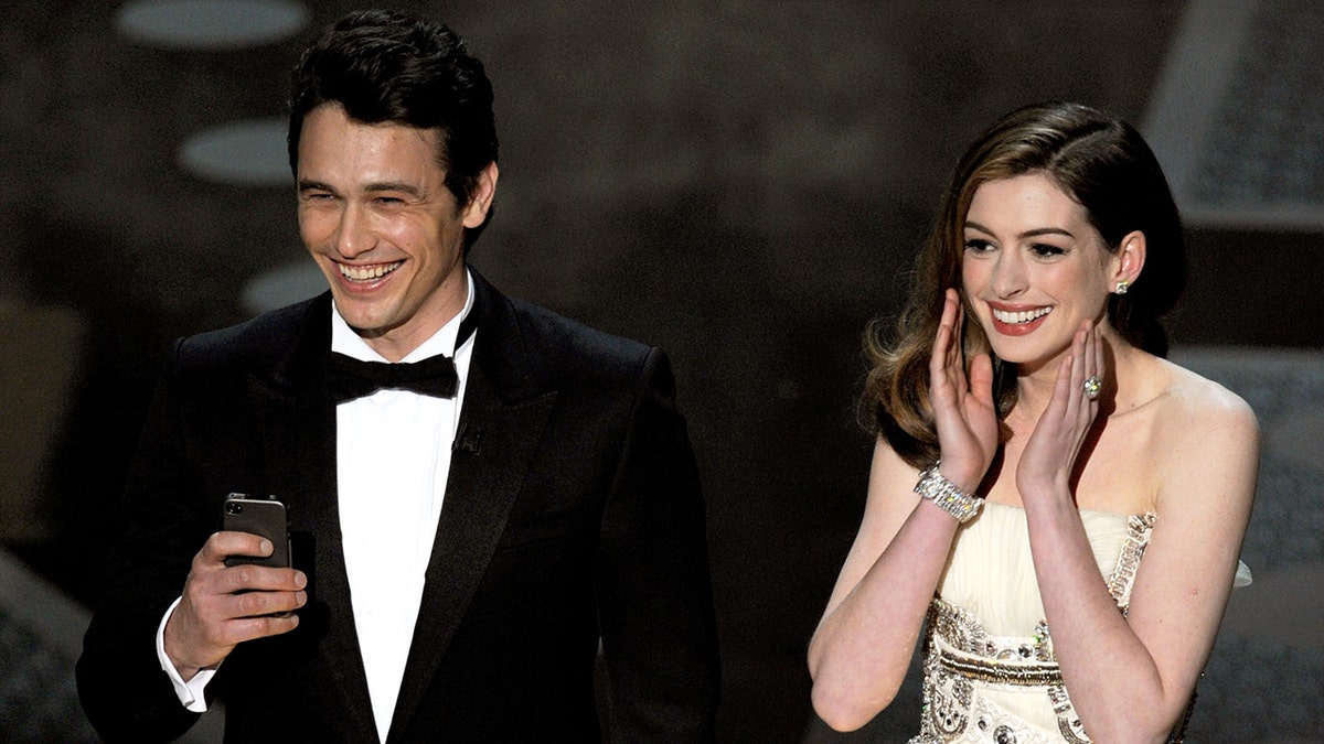 James Franco e Anne Hathaway apresentando o Oscar em 2011