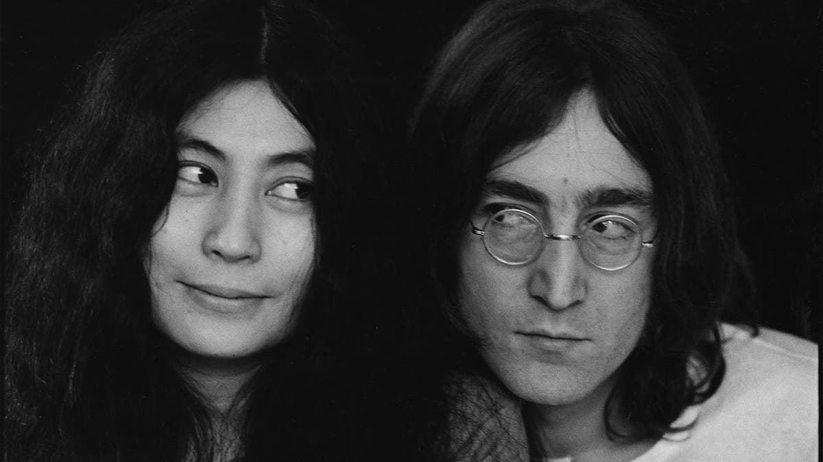 John Lennon olhando para Yoko Ono
