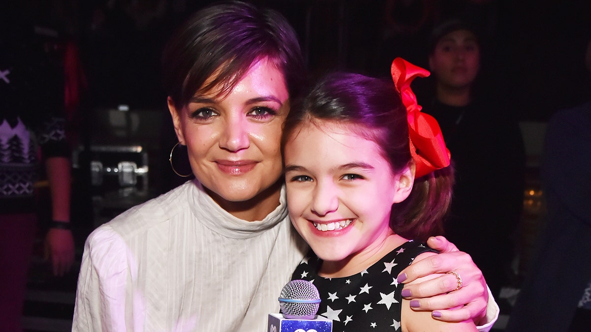 Katie Holmes dan putrinya Suri Cruise di Jingle Ball.