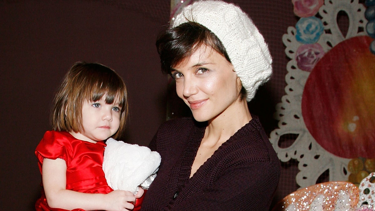 Katie Holmes dan Suri Cruise di "Pemecah Kacang"