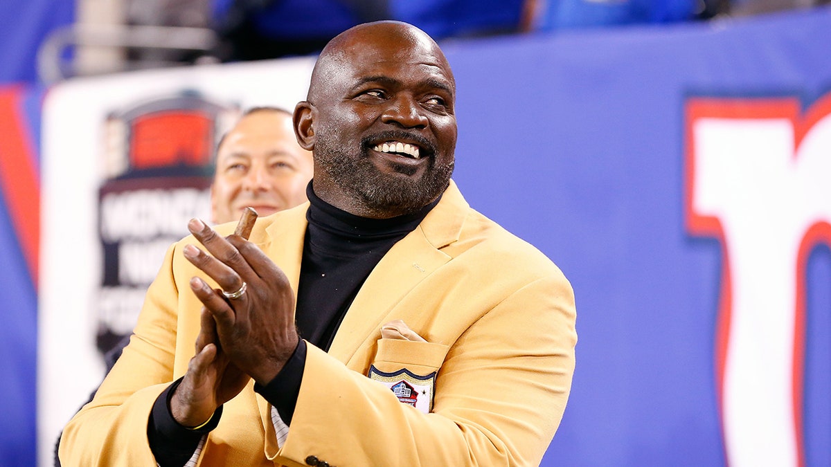 Lawrence Taylor attends Giants game
