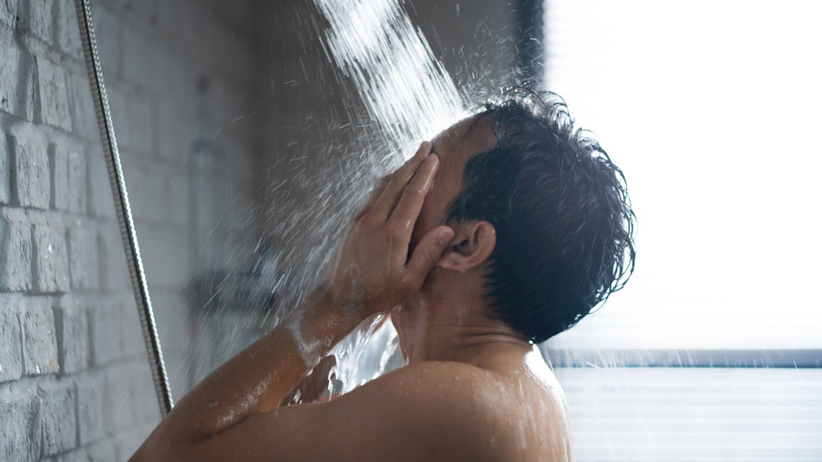 Muž sprchování