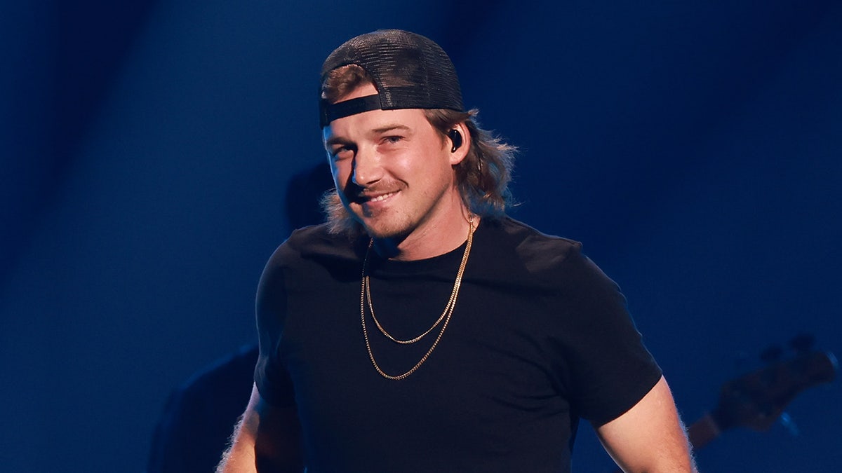 Country singer Morgan Wallen wore a gold chain with a black shirt