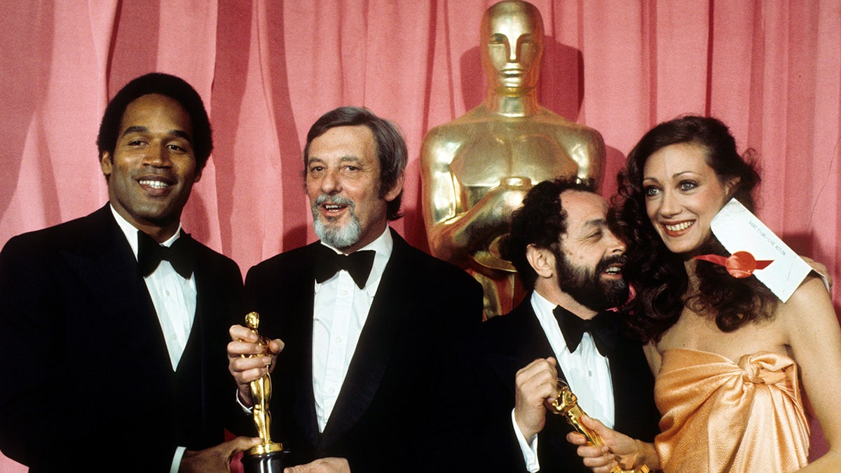 O ator OJ Simpson usa smoking preto no Oscar em 1976.
