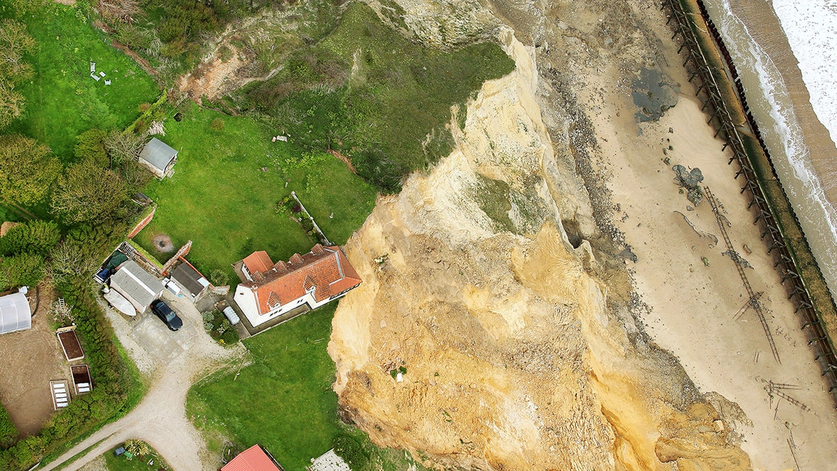 casa de fazenda pendurada na beira do penhasco SWNS