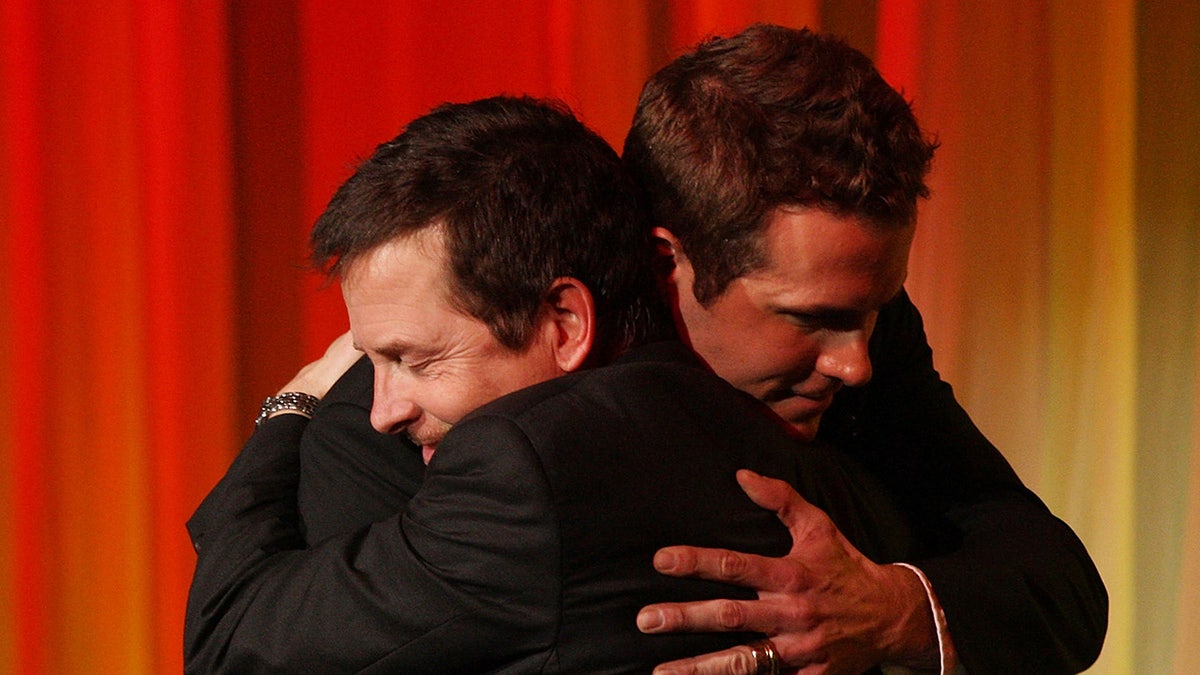 Micahel J. Fox dan Ryan Reynolds berpelukan
