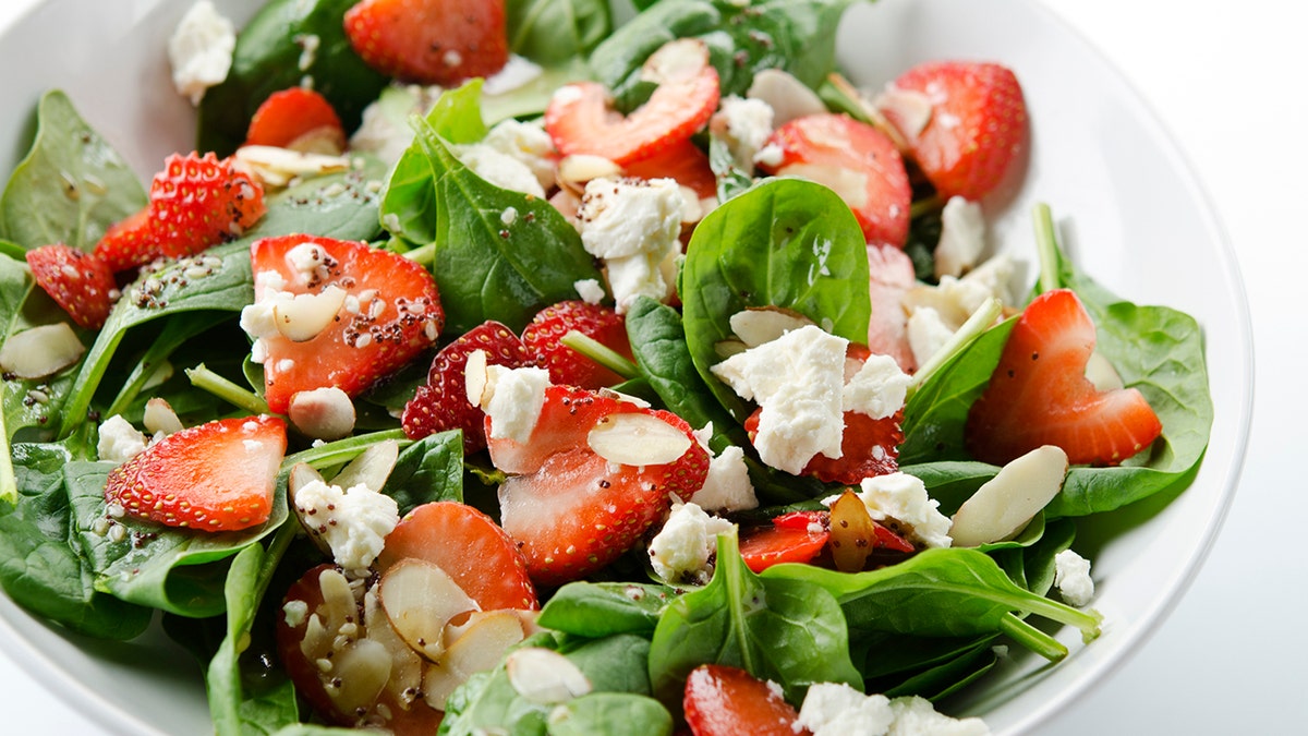 Salad pinch strawberries and nuts