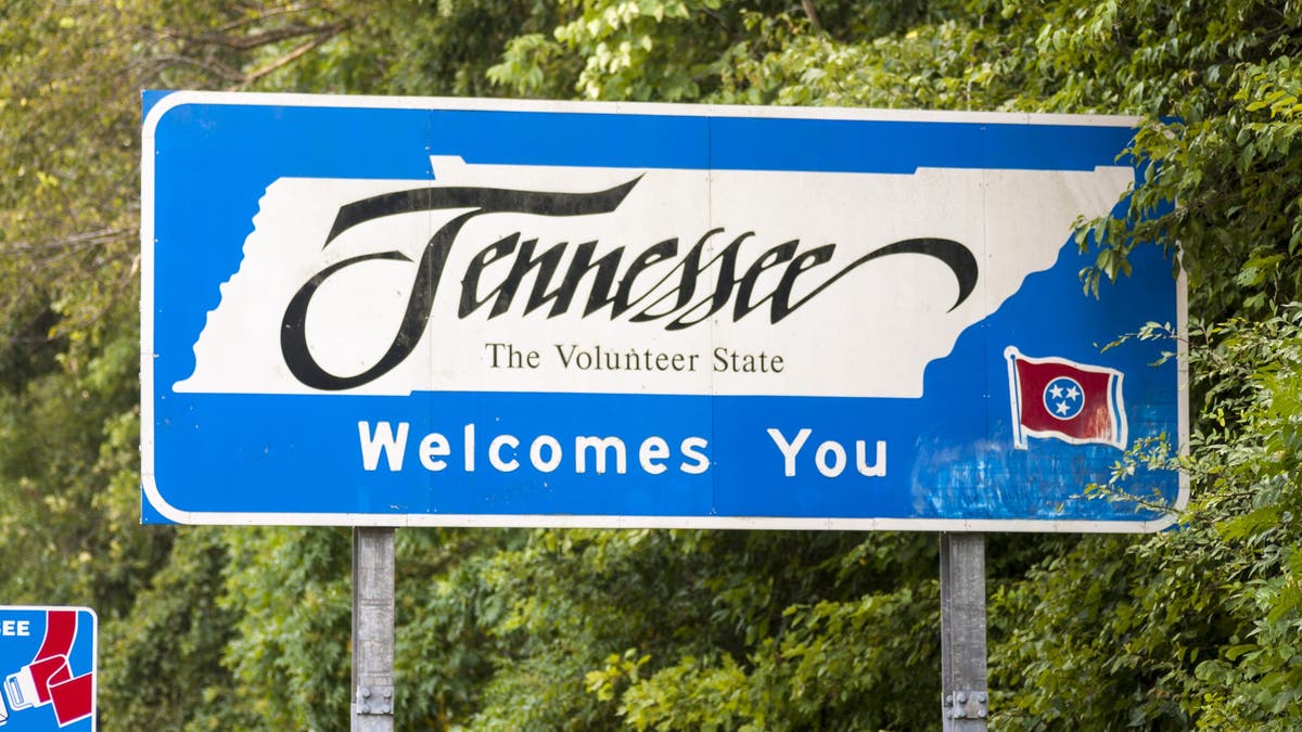 "Tennessee - The Volunteer State - Welcomes You" sign