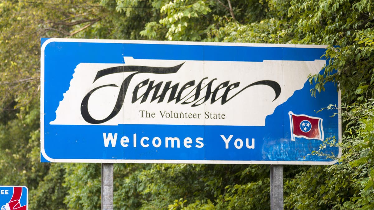 "Tennessee - The Volunteer State - Welcomes You" sign