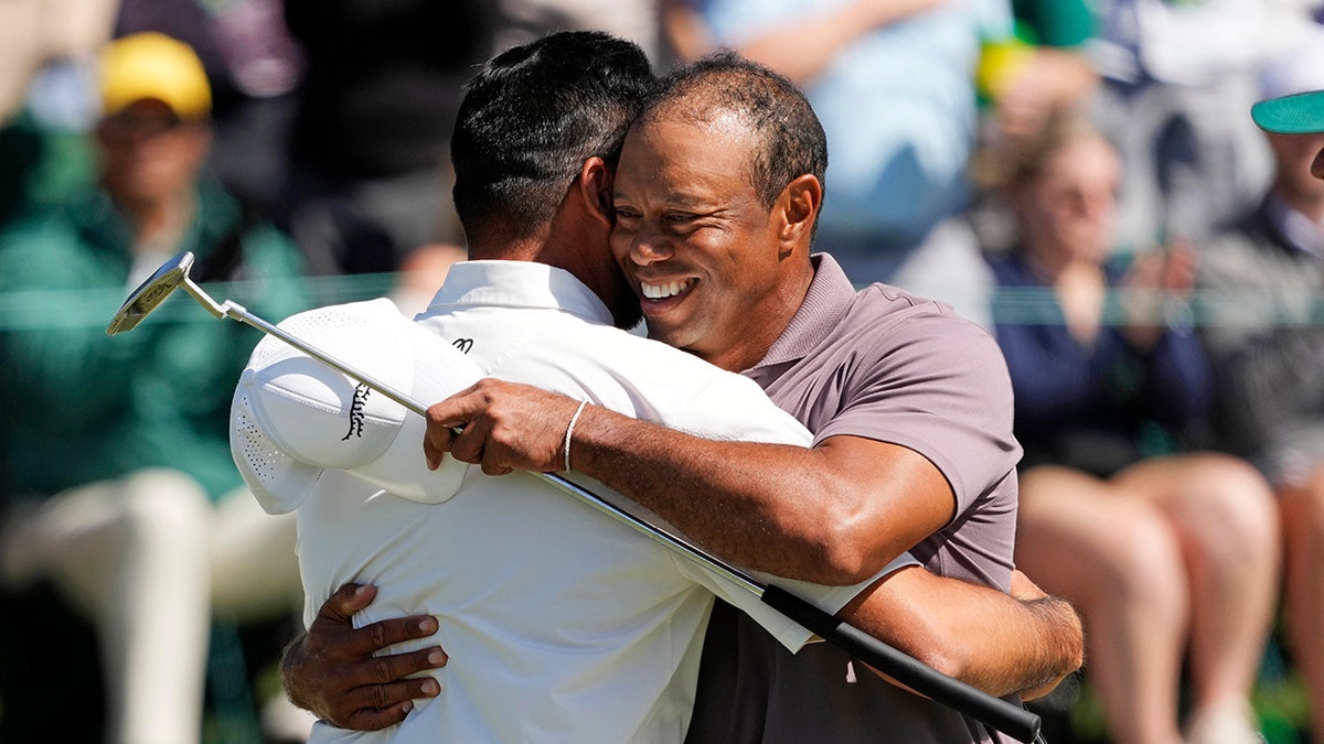 Tiger Woods hugs Jason Day