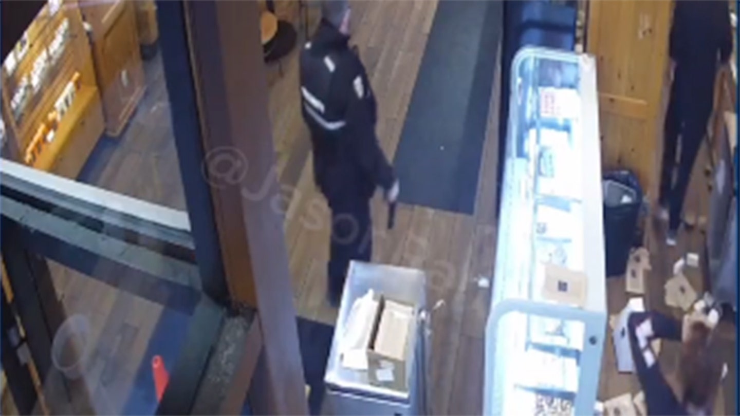 Homeless Man Causes Havoc in Seattle Coffee Shop, Police Fail to Respond