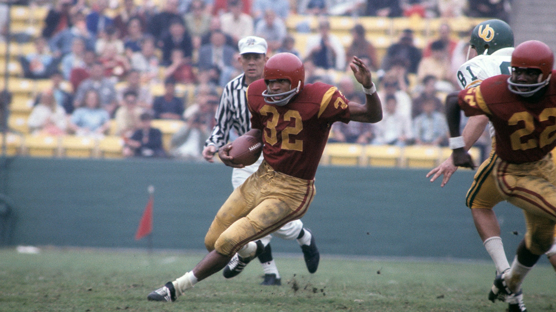 O.J. Simpson runs doing a football game