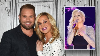 Kellie Pickler sings ballad written with late husband in 1st performance since his suicide