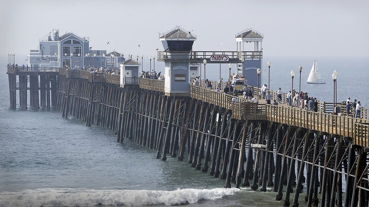Iconic Californian pier on fire 🔥