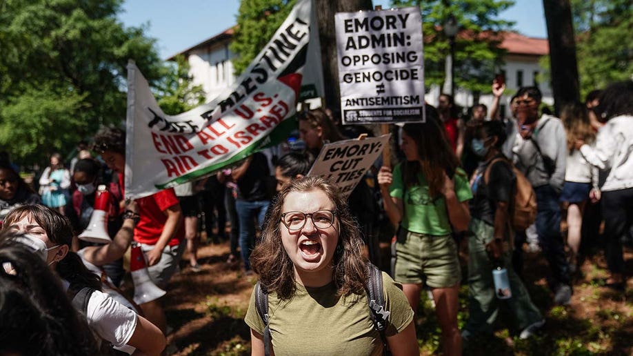 Estudiantes de Emory coreando contra Israel