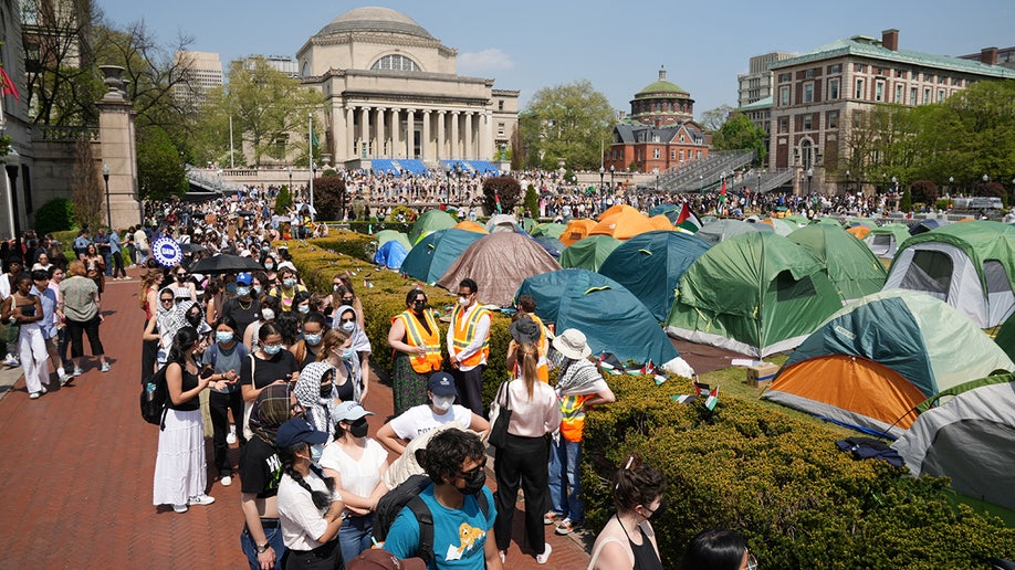 Estudiantes marchan en el campus de la Universidad de Columbia en apoyo de un campamento de protesta en apoyo de los palestinos