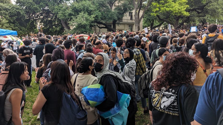 <div></noscript>UT Austin protests descend into chaos, anti-Israel students yell at police: 'Pigs go home!'</div>