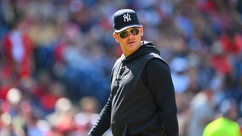 Yankees manager Aaron Boone defends center fielder after lackadaisical effort leads to brutal error thumbnail
