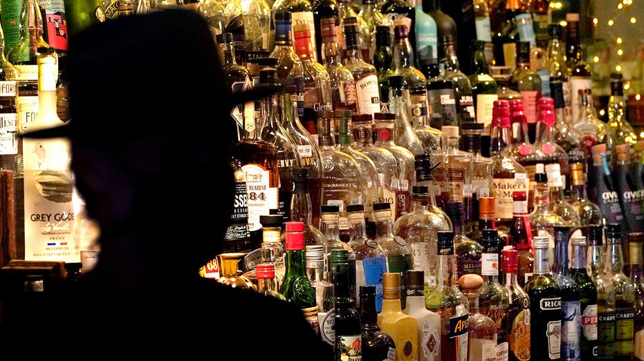 US health experts recommend cutting down on alcohol as new research questions benefits