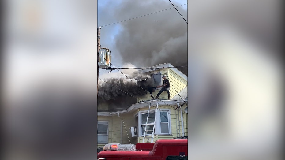 Brave Pennsylvania hero pulls neighbors from burning building in Minersville: video
