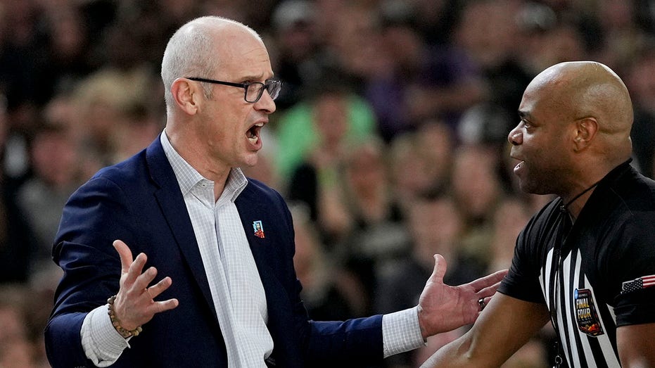 UConn’s Dan Hurley steps onto court to nudge his own player in bizarre move during national title game