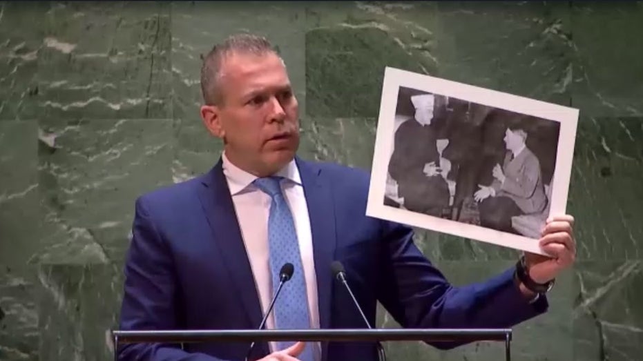 Israel UN ambassador, during meeting on Palestinian statehood, holds up picture of Hitler with Grand Mufti