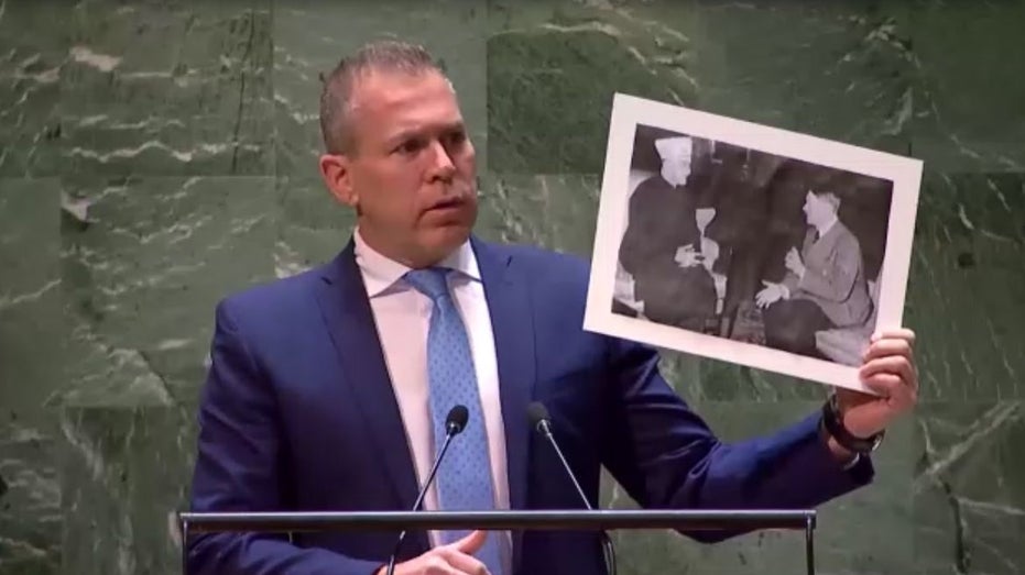 Israel UN ambassador, during meeting on Palestinian statehood, holds up picture of Hitler with Grand Mufti