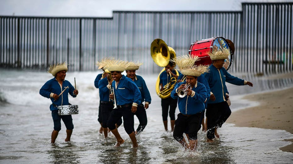 Beach bands in Mexico are allowed to continue playing music after complaints threatened to end the noise