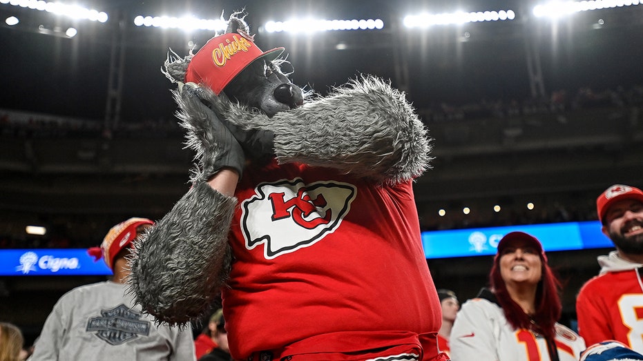 Chiefs superfan ordered to pay bank teller $10.8 million in string of bank robberies