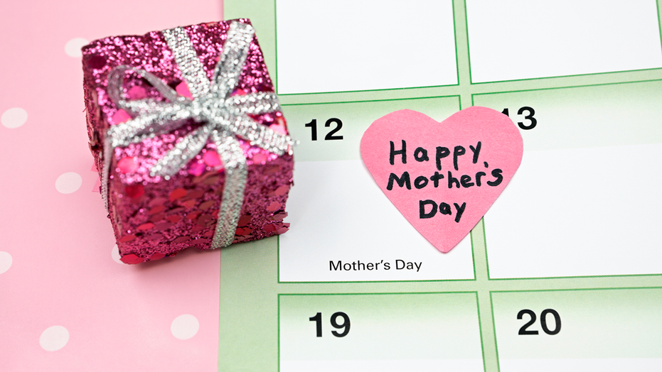 6 last-minute gifts for Mother’s Day that will get to her on time