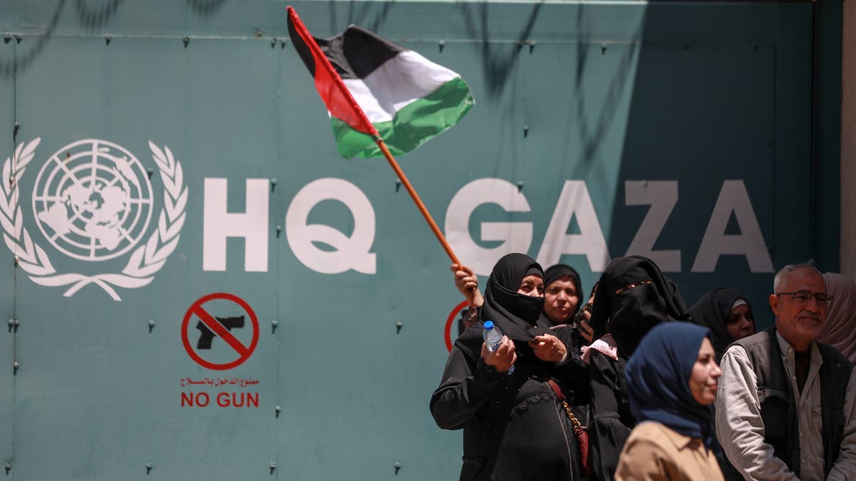 Palestinos protestan ante el Organismo de Obras Públicas y Socorro de las Naciones Unidas en la ciudad de Gaza contra la reducción de la ayuda alimentaria proporcionada a los refugiados el 20 de junio de 2023.