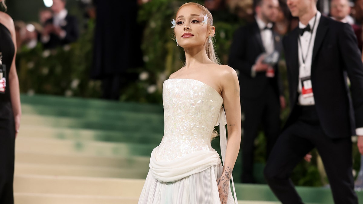 Ariana Grande en la alfombra roja de la Gala del Met 2024 con un vestido encorsetado personalizado de Loewe.