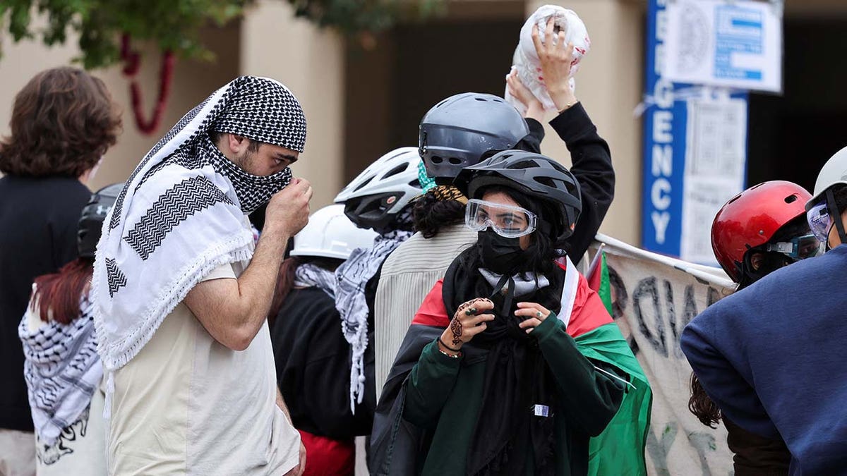 کیلیفورنیا یونیورسٹی، ارون کے باہر اسرائیل مخالف مظاہرین