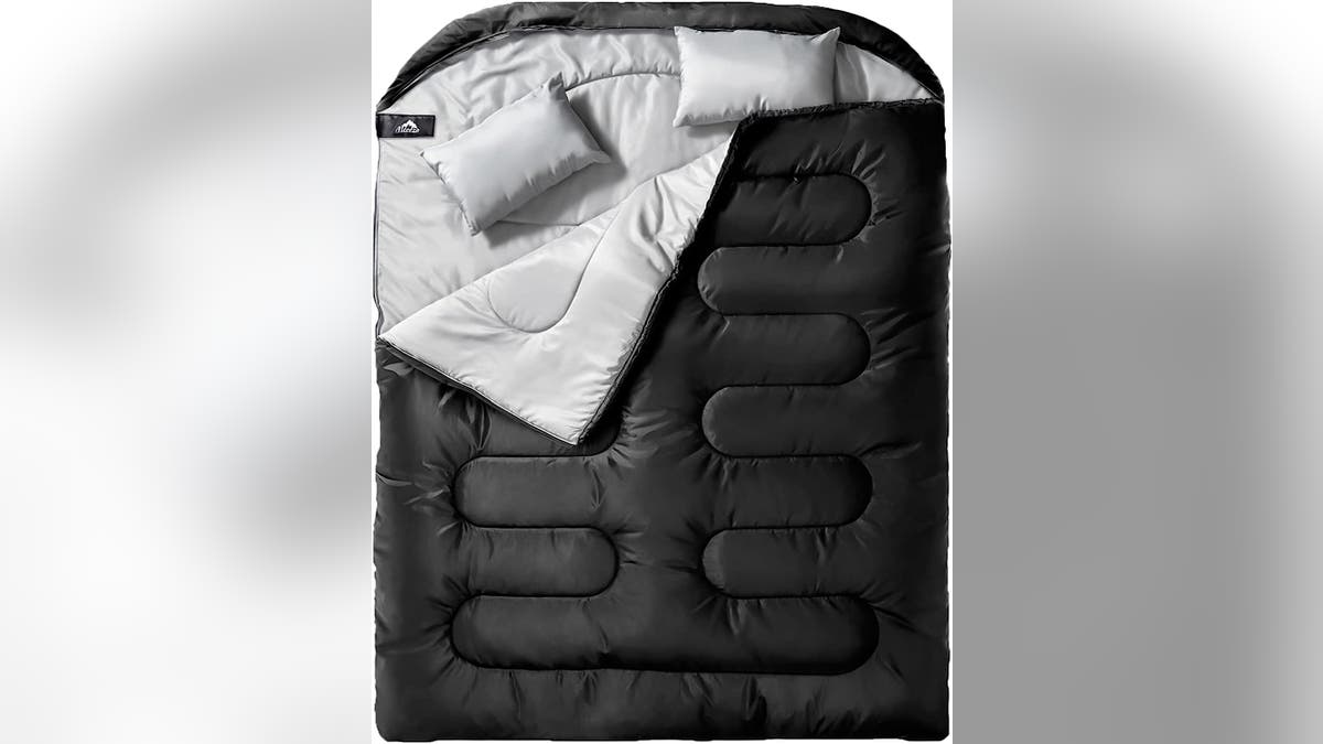 Mantenha-se aquecido em todas as estações com um saco de dormir para duas pessoas. 