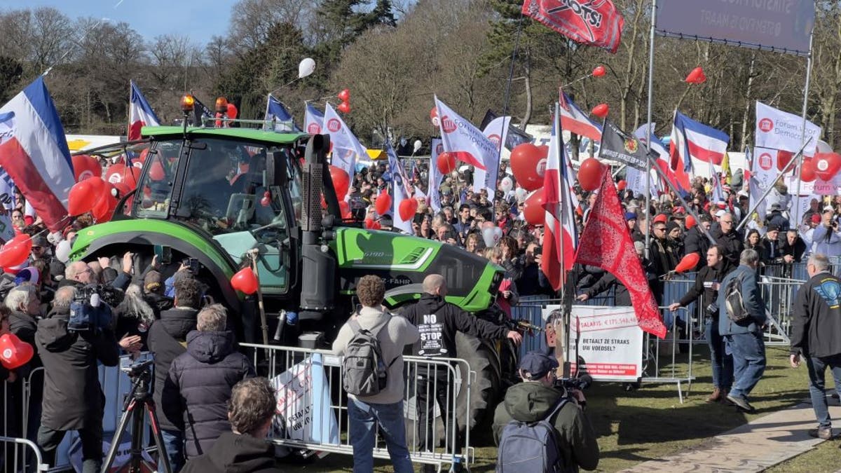 ہالینڈ کے کسان حکومتی پالیسیوں کے خلاف احتجاج کر رہے ہیں۔