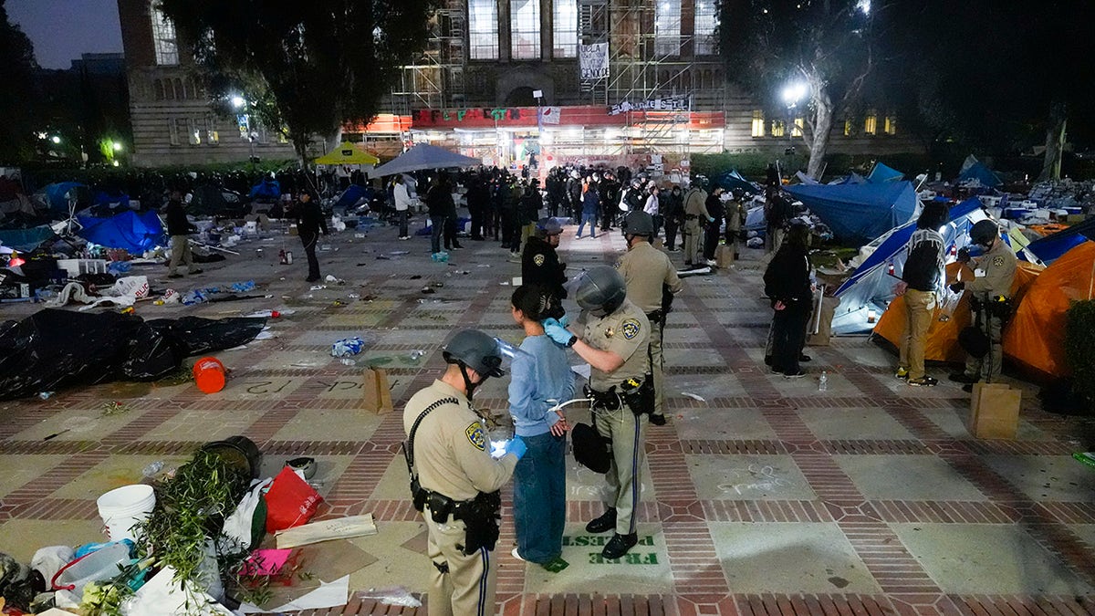 La policía de California detiene a manifestantes de la UCLA