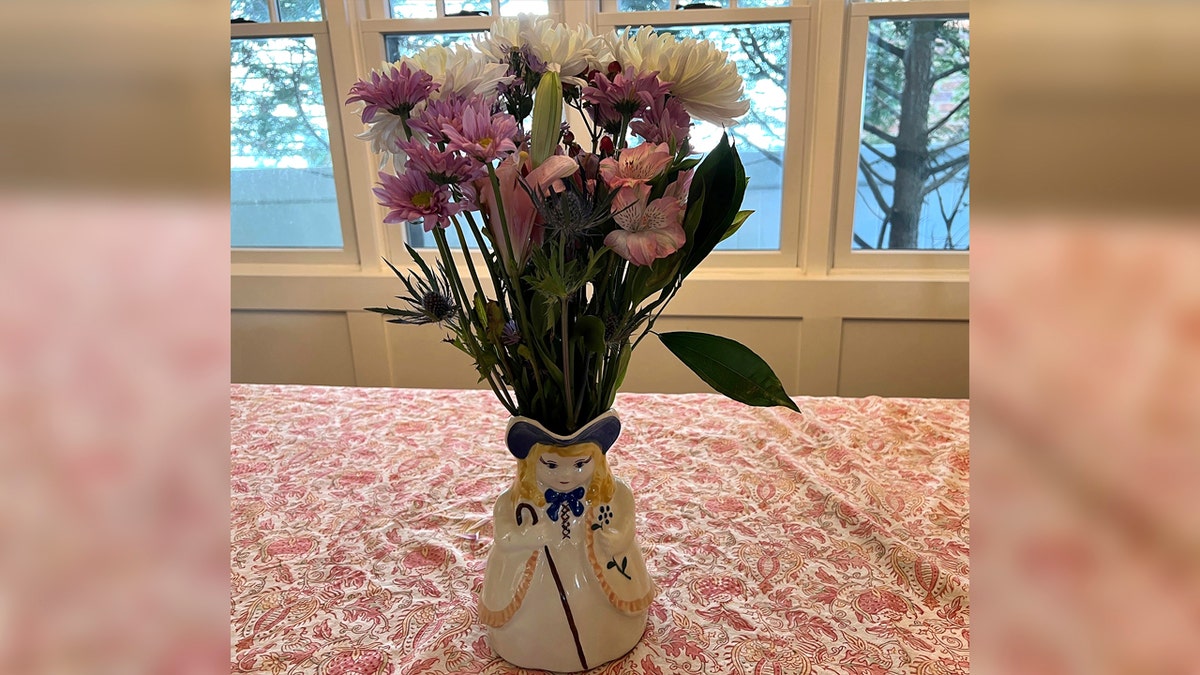 bunga dalam vas unik