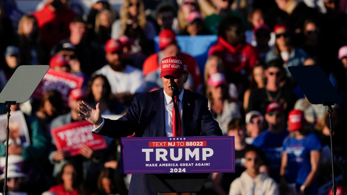 El ex presidente Donald Trump habla durante un mitin de campaña en Wildwood, Nueva Jersey, el sábado.