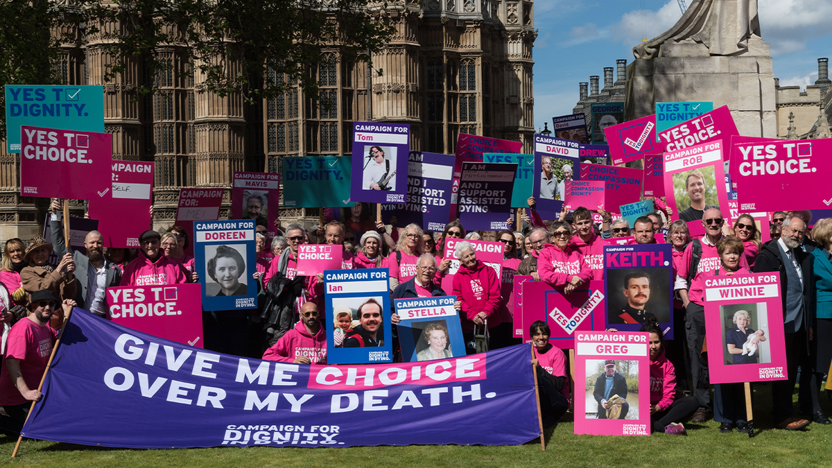 Activistas de la organización Dignity in Dying participan en una concentración ante el Parlamento en apoyo de la muerte asistida mientras los miembros del Parlamento debaten en los Comunes propuestas para cambiar la ley sobre la muerte asistida en Londres, Reino Unido, el 29 de abril de 2024.