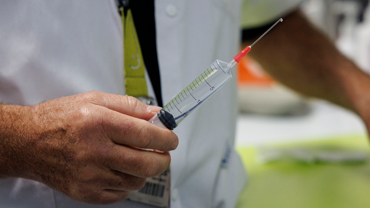 Un médico prepara una jeringuilla con "Tiopental" un barbitúrico que se utiliza en la práctica de la eutanasia en un hospital de Bélgica, el 1 de febrero.