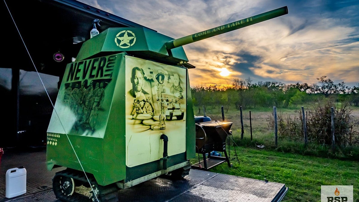 Ahumador de barbacoa modelo M1A1 de WarPig BBQ. Dennis Butterworth, de Houston (Texas), que dirige el equipo de barbacoa de competición, sirvió en tripulaciones de tanques en el ejército estadounidense.