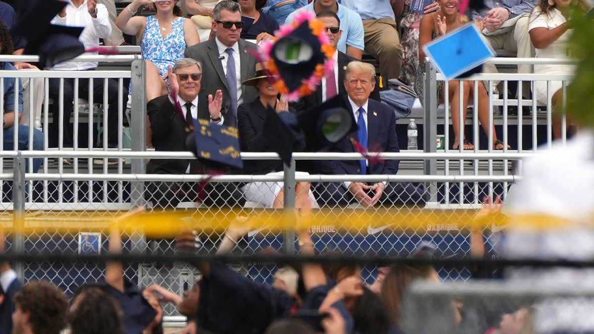 El ex presidente Trump y su esposa Melania asisten a la ceremonia de graduación del instituto de su hijo Barron