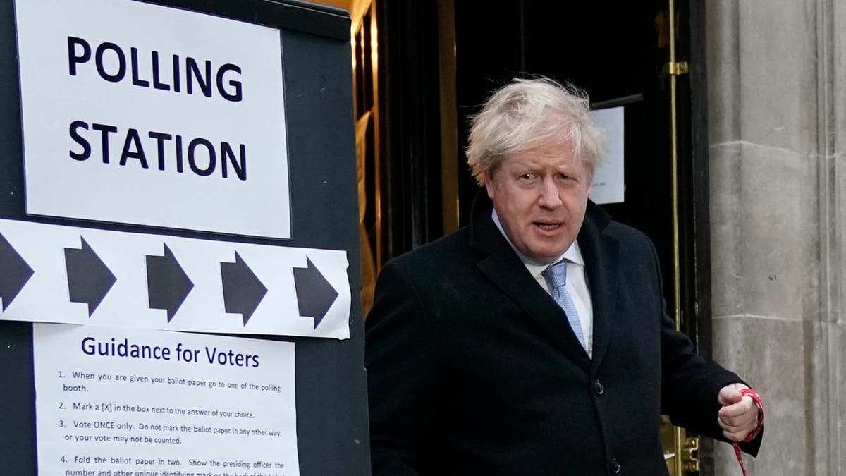 Boris Johnson saliendo de un colegio electoral