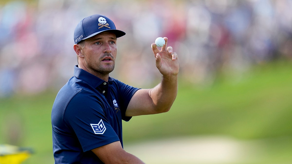 Bryson DeChambeau waves to the crowd