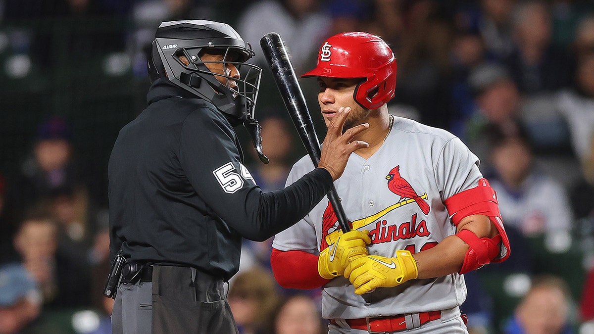 CB Buckner talks to Willson Contreras