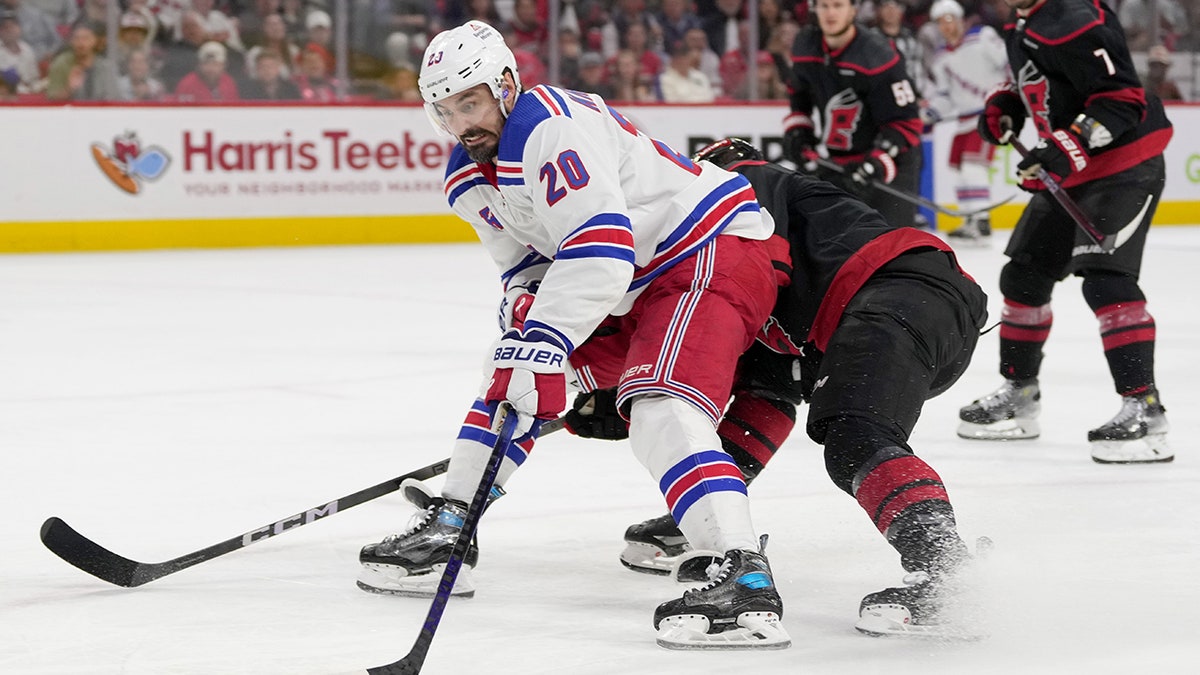 Chris Kreider patinando