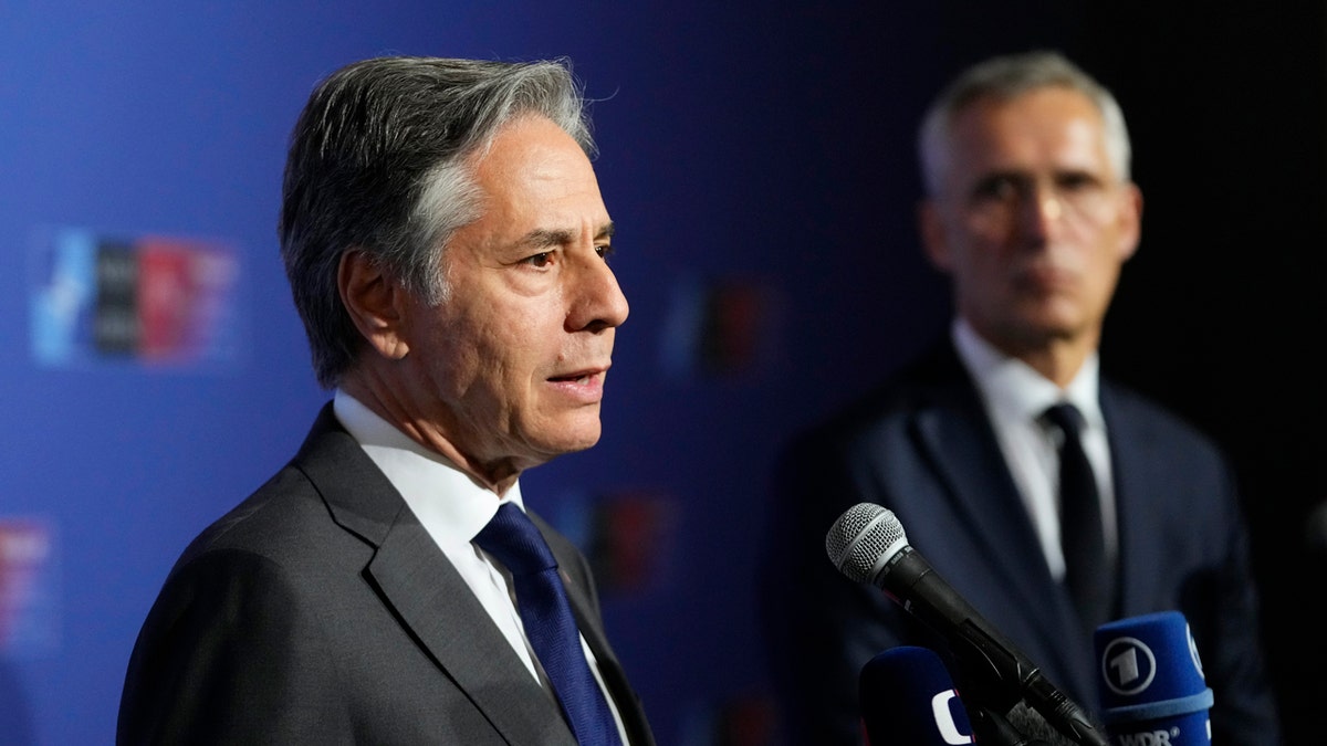 El secretario de Estado de Estados Unidos, Antony Blinken, a la izquierda, y el secretario general de la OTAN, Jens Stoltenberg, a la derecha, hablan con los medios antes de una reunión de ministros de Asuntos Exteriores de la OTAN en el Palacio Czernin de Praga.