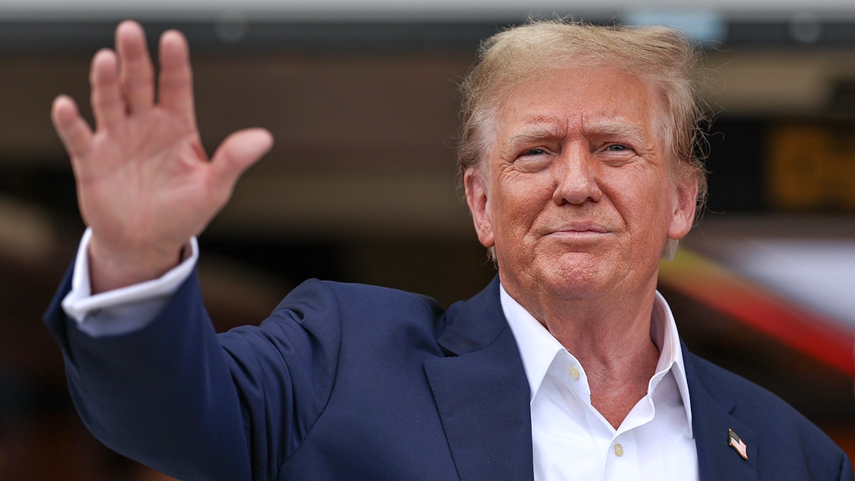 Donald Trump waves to the crowd