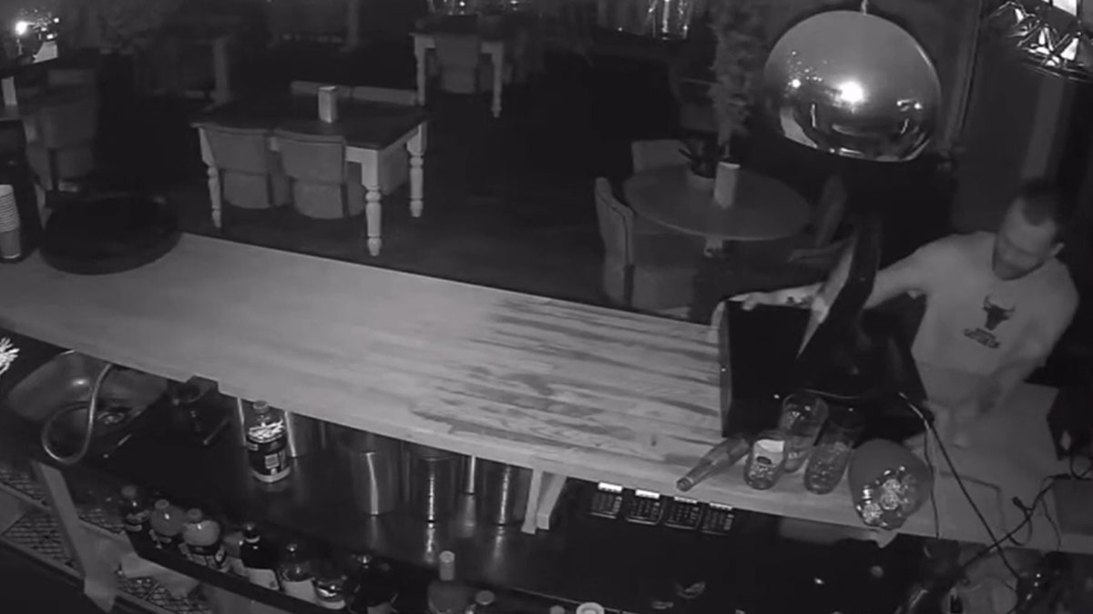 Thief yanks cash register off bartop